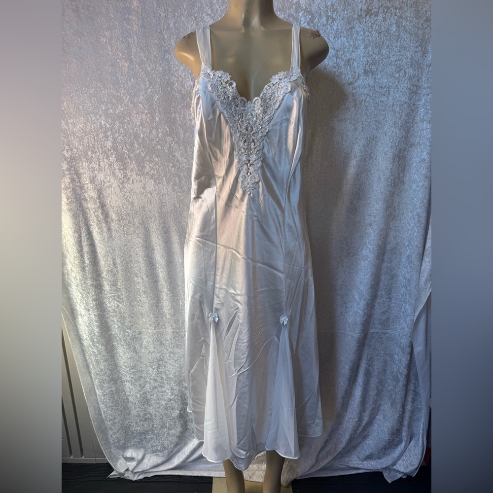 Chic White Lace Trim Chemise